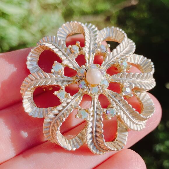 VTG Mid Century Textured Gold Tone AB Rhinestone Faux Pearl Scroll Floral Brooch - Picture 2 of 9